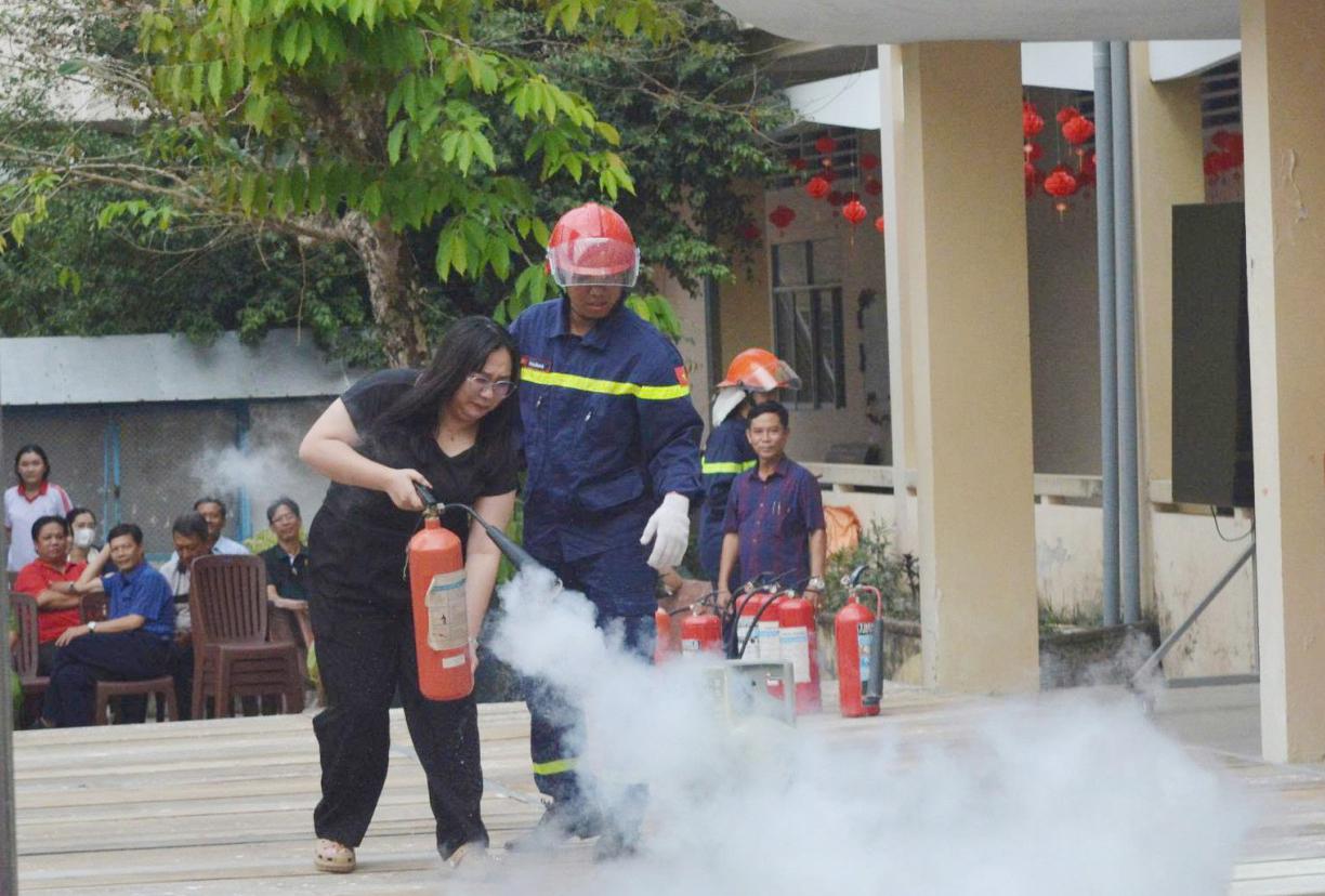 An Minh: Gần 1.300 người thực hành kỹ năng phòng cháy, chữa cháy