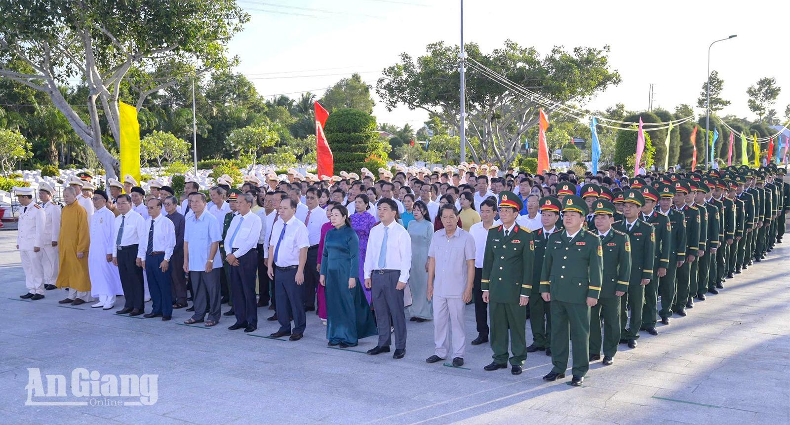 Đoàn cán bộ tỉnh An Giang dâng hương tưởng niệm các Anh hùng liệt sĩ