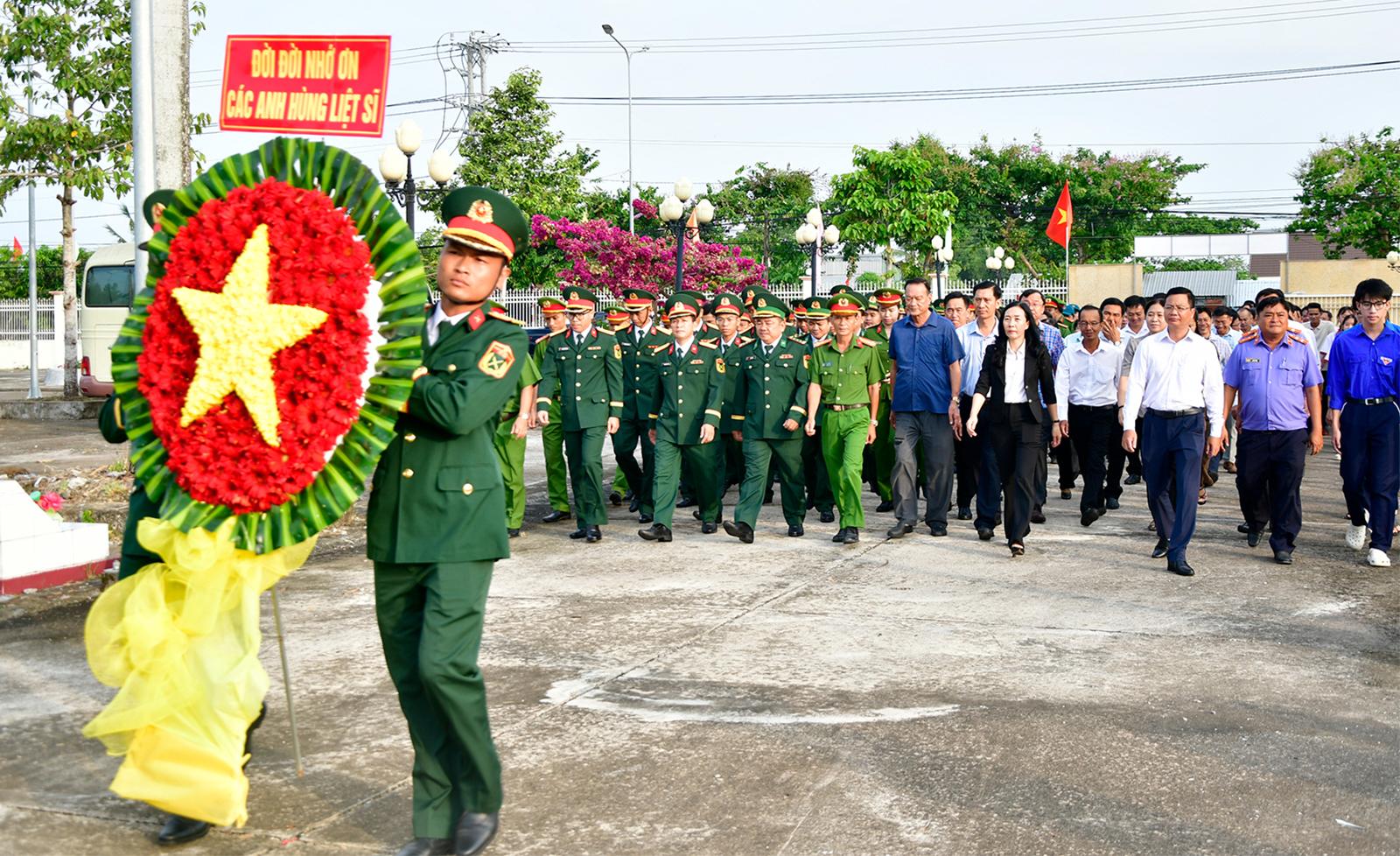 Đảng bộ, quân và dân các xã Đông Thái, An Biên, Tây Yên viếng nghĩa trang liệt sĩ