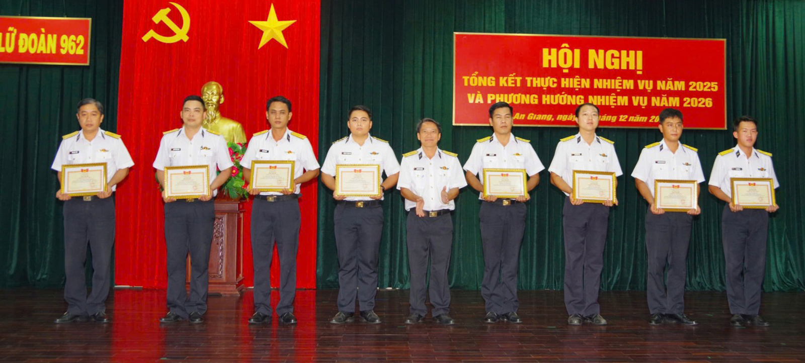 Lữ đoàn 962 thực hiện tốt nhiệm vụ năm 2025 Ln4h đạo Lữ đoàn 962 trao thưởng cho tập thể, cá nhân xuất sắc trong phong trào thi đua quyết thắng năm 2025.