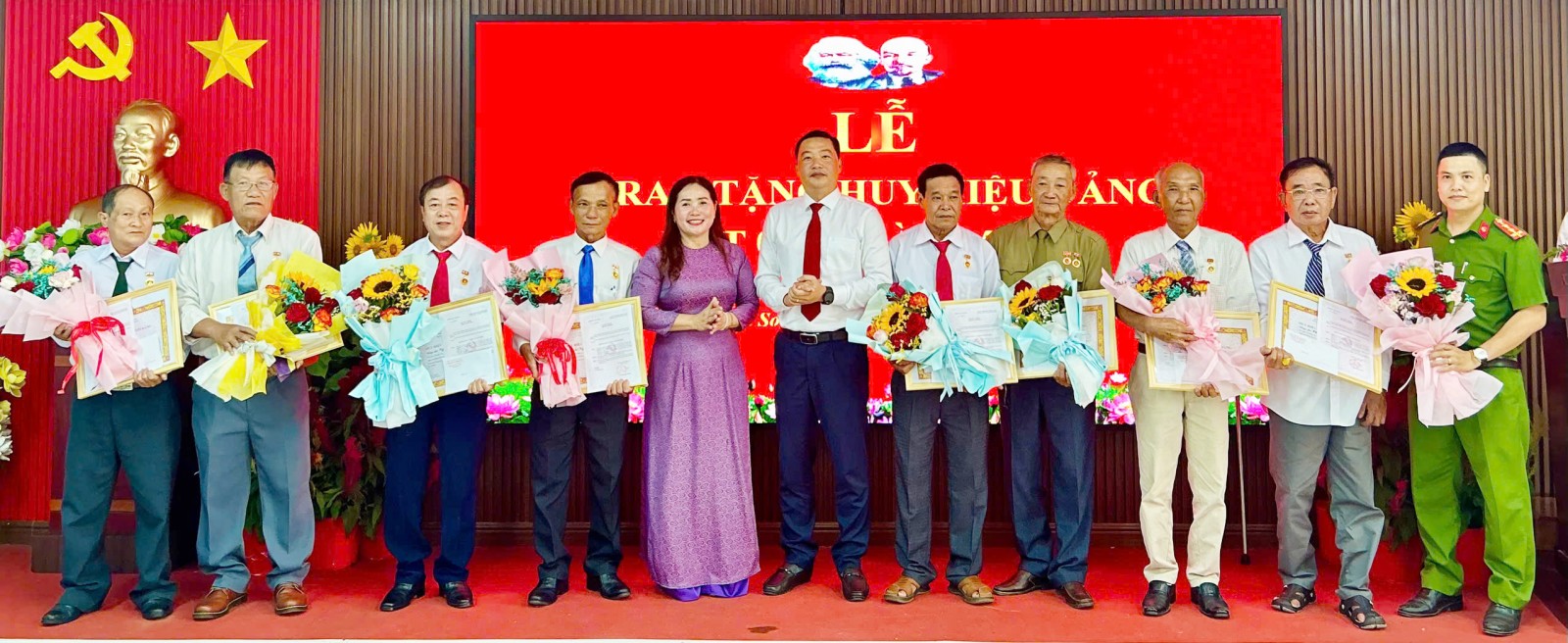 Xã Bình Sơn trao Huy hiệu Đảng và họp mặt mừng Đảng - mừng Xuân Bính Ngọ 2026