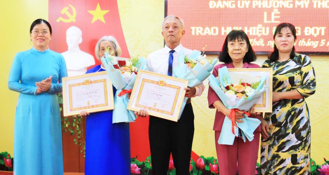 Trao Huy hiệu 40 năm tuổi Đảng cho các đảng viên 
