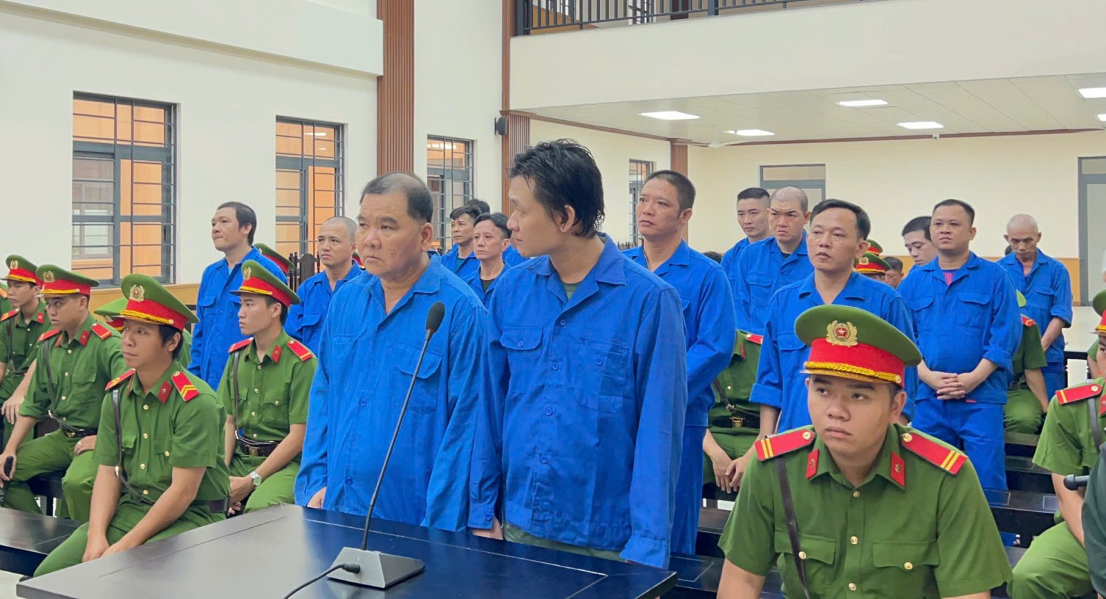 Cùng các đồng phạm nghe tuyên án