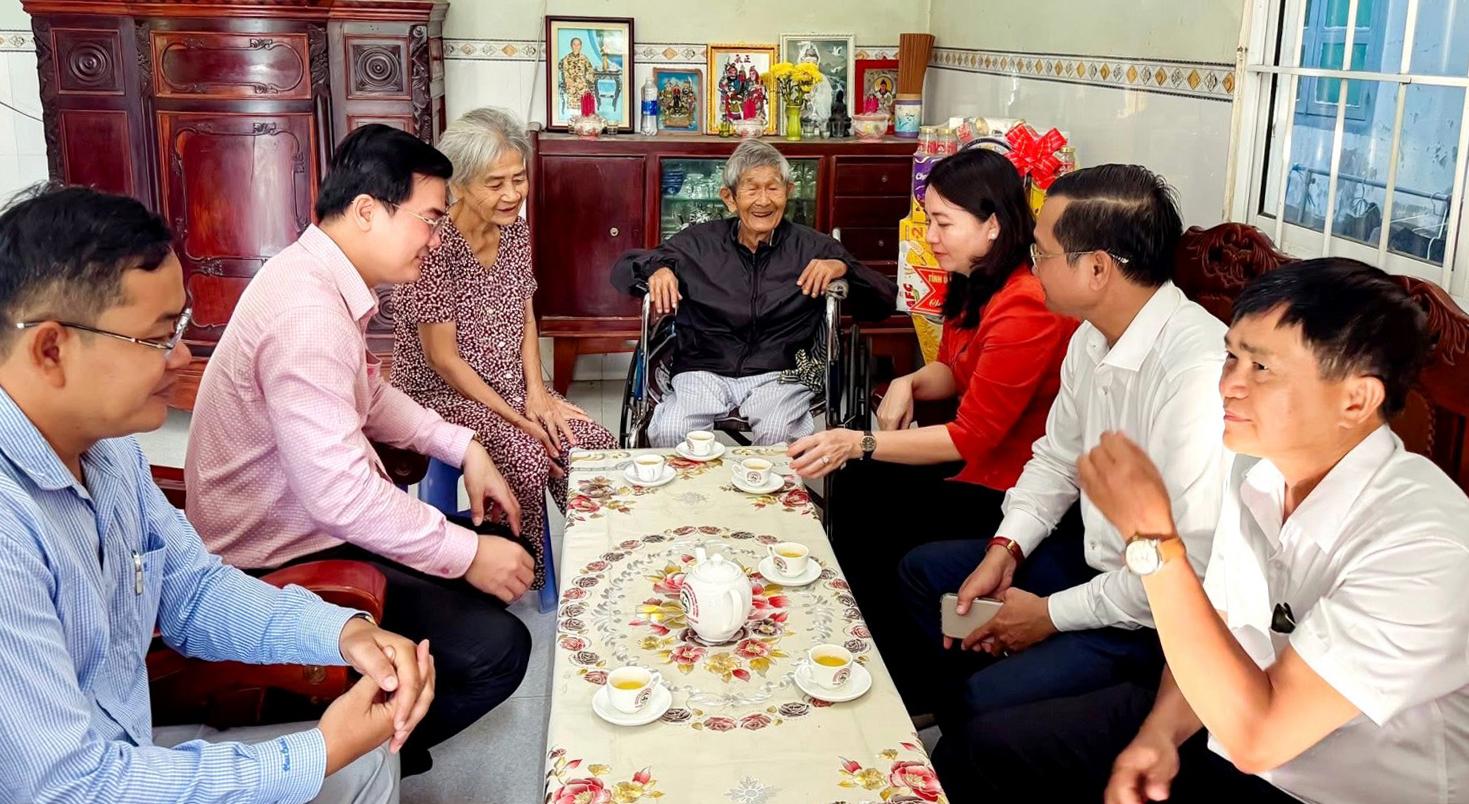 Cấp ủy, chính quyền xã Ô Lâm thăm Anh hùng Lực lượng vũ trang Nhân dân và nguyên lãnh đạo qua các thời kỳ