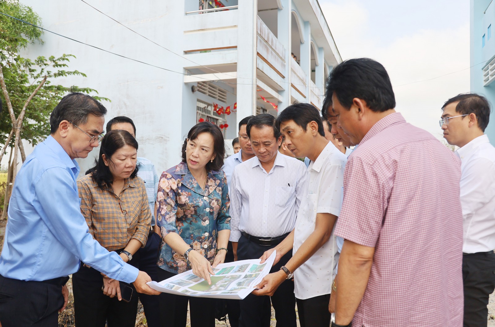 Phó Chủ tịch UBND tỉnh An Giang Nguyễn Thị Minh Thúy khảo sát vị trí xây dựng trường học tại 2 xã Vĩnh Điều và Ba Chúc