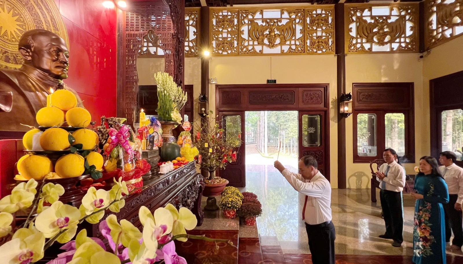 Đoàn dâng hương tại đền thờ Chủ tịch Tôn Đức Thắng