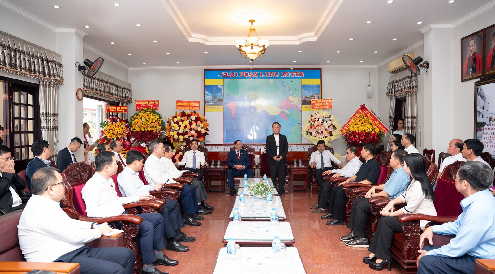 Phó Chủ tịch Quốc hội Trần Quang Phương chúc mừng Giáng sinh tại Tòa Giám mục Giáo phận Long Xuyên