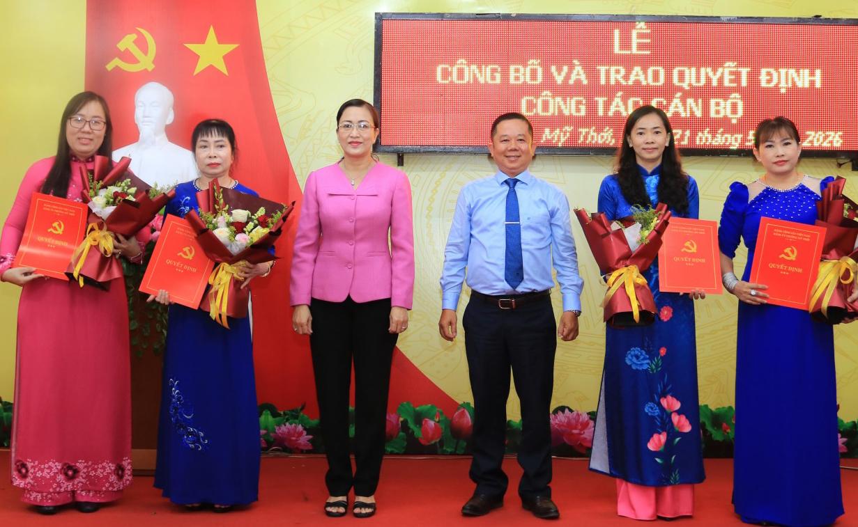 Đảng ủy phường Mỹ Thới trao quyết định công tác cán bộ Phó Bí Thư Thường trực Đảng ủy phường Huỳnh Thị Diễm Châu trao Quyết định điều động, bổ nhiệm các Bí thư Chi bộ