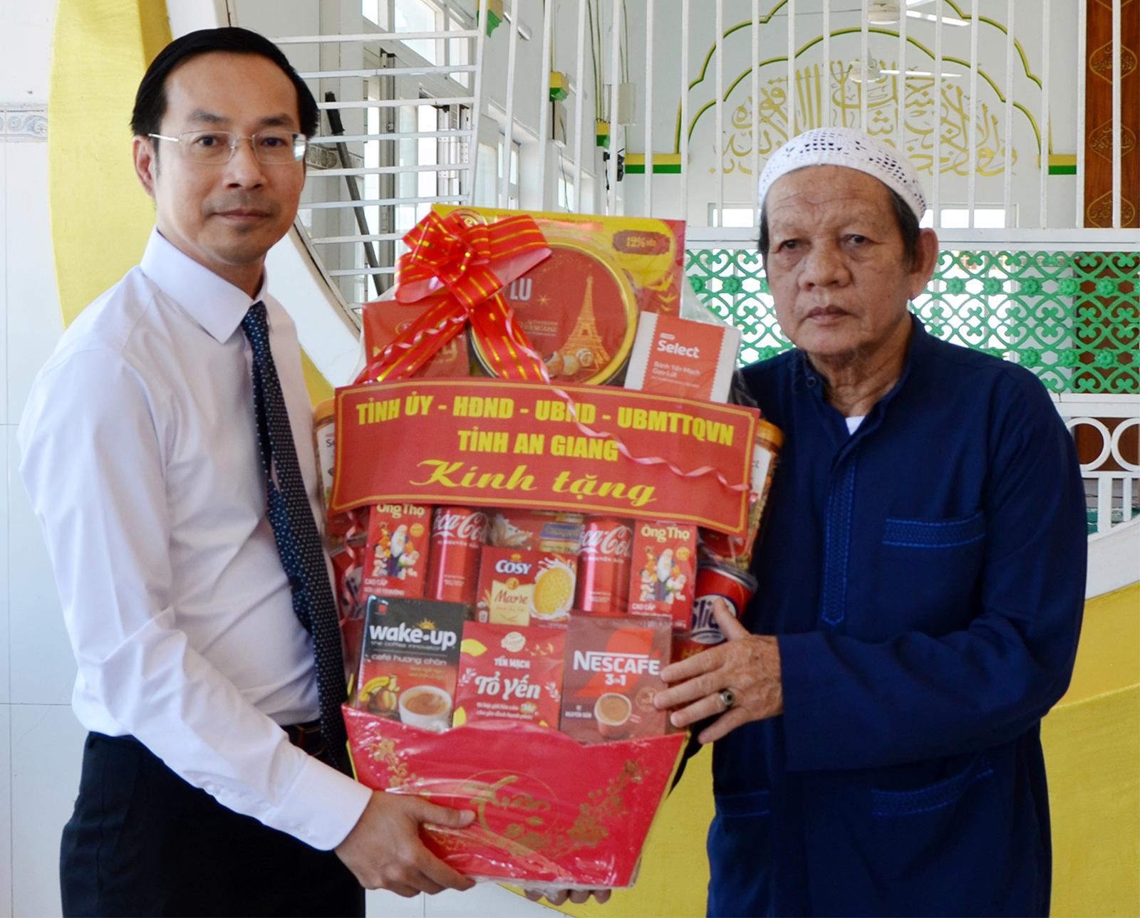Phó Bí thư Thường trực Tỉnh ủy, Chủ tịch HĐND tỉnh An Giang Nguyễn Thanh Nhàn chúc Tết Roya Haji tại xã Vĩnh Hậu