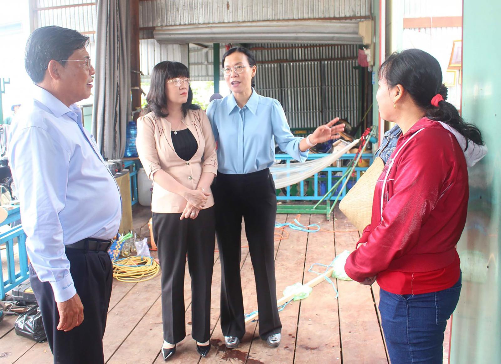 Phó Chủ tịch UBND tỉnh An Giang thăm, hỗ trợ các hộ dân bị ảnh hưởng bởi dông lốc