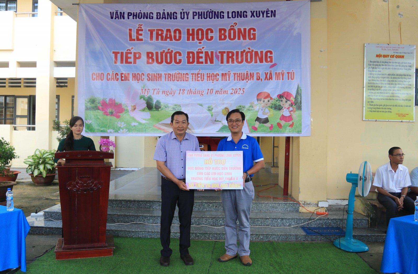 Trao bảng tượng trưng hỗ trợ học bổng cho trường Tiểu học Mỹ Thuận B