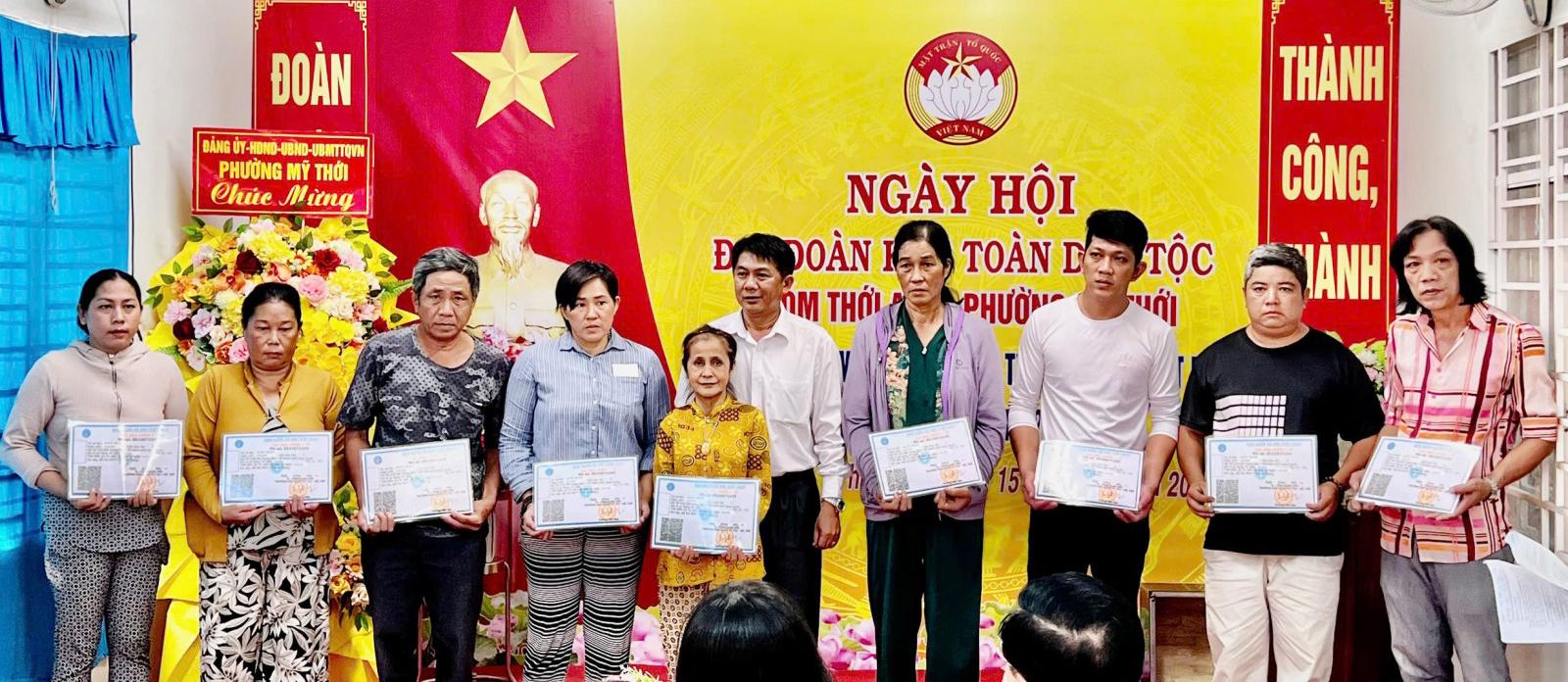 Phó Chủ tịch Ủy ban MTTQ Việt Nam tỉnh dự Ngày hội Đại đoàn kết ở phường Mỹ Thới Tặng quà và thẻ BHYT cho các hộ dân trong ngày hội Đại đoàn kết toàn dân tộc