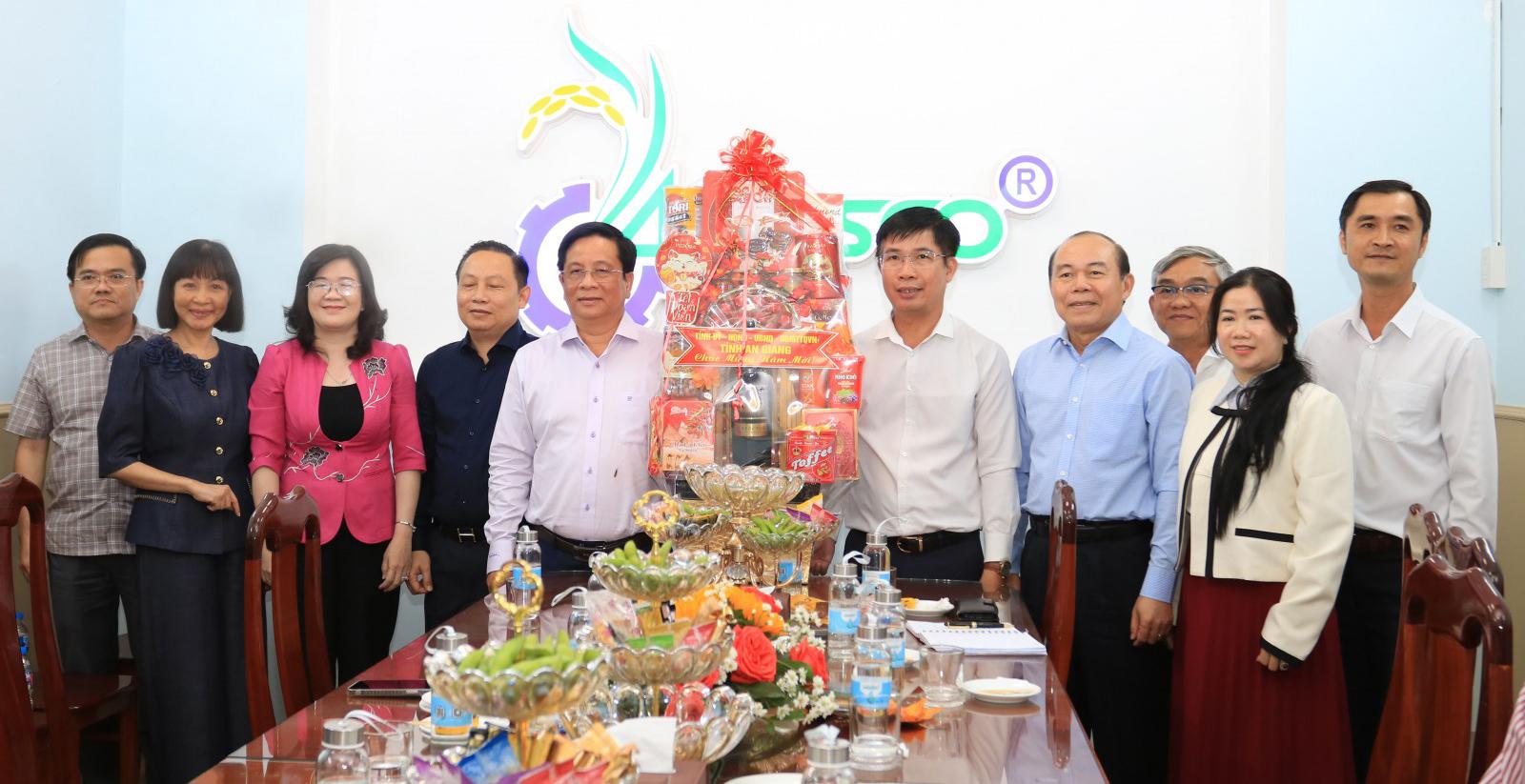 Ủy viên Ban Chấp hành Trung ương Đảng, Phó Bí thư Tỉnh ủy, Chủ tịch UBND tỉnh An Giang Hồ Văn Mừng thăm, tặng quà Công ty cổ phần rau quả thực phẩm An Giang