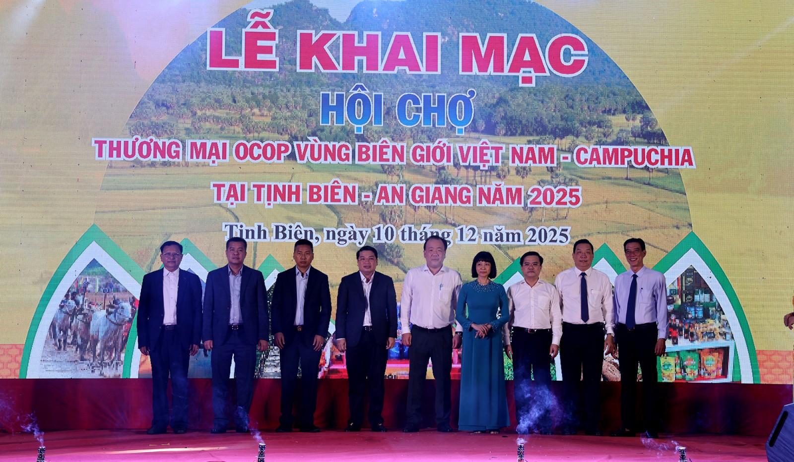Khai mạc Hội chợ Thương mại OCOP vùng biên giới Việt Nam - Campuchia