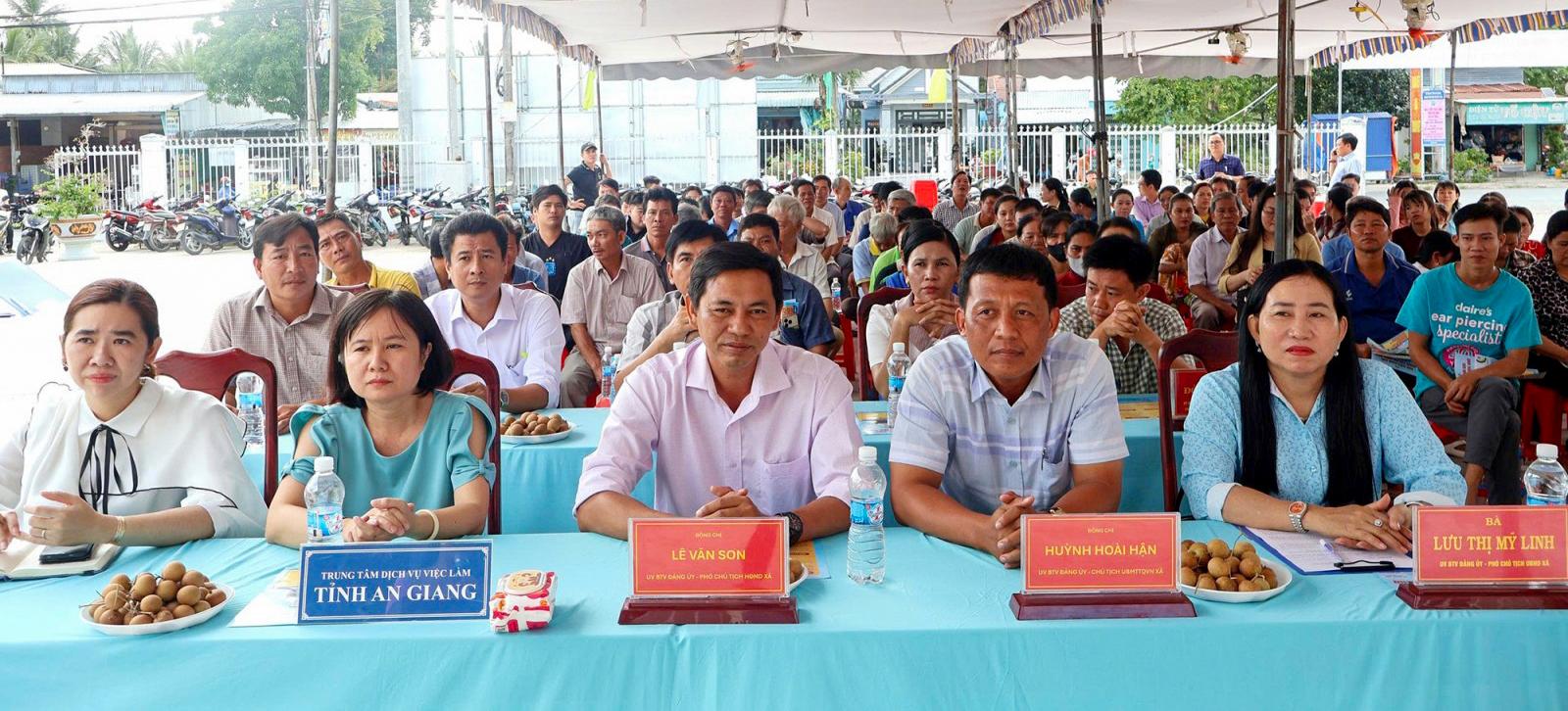 Hơn 200 người lao động xã Ba Chúc tham dự Ngày hội việc làm năm 2026