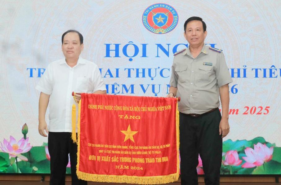 Ph&oacute; Chủ tịch Thường trực UBND tỉnh, Trưởng Ban Chỉ đạo Thi h&agrave;nh &aacute;n tỉnh Nguyễn Thanh Phong trao Cờ thi đua Ch&iacute;nh phủ