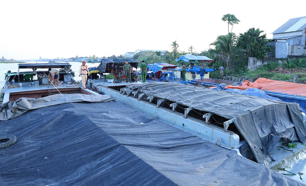An Giang: Bắt 7 tàu vận chuyển khoáng sản không hóa đơn, chứng từ