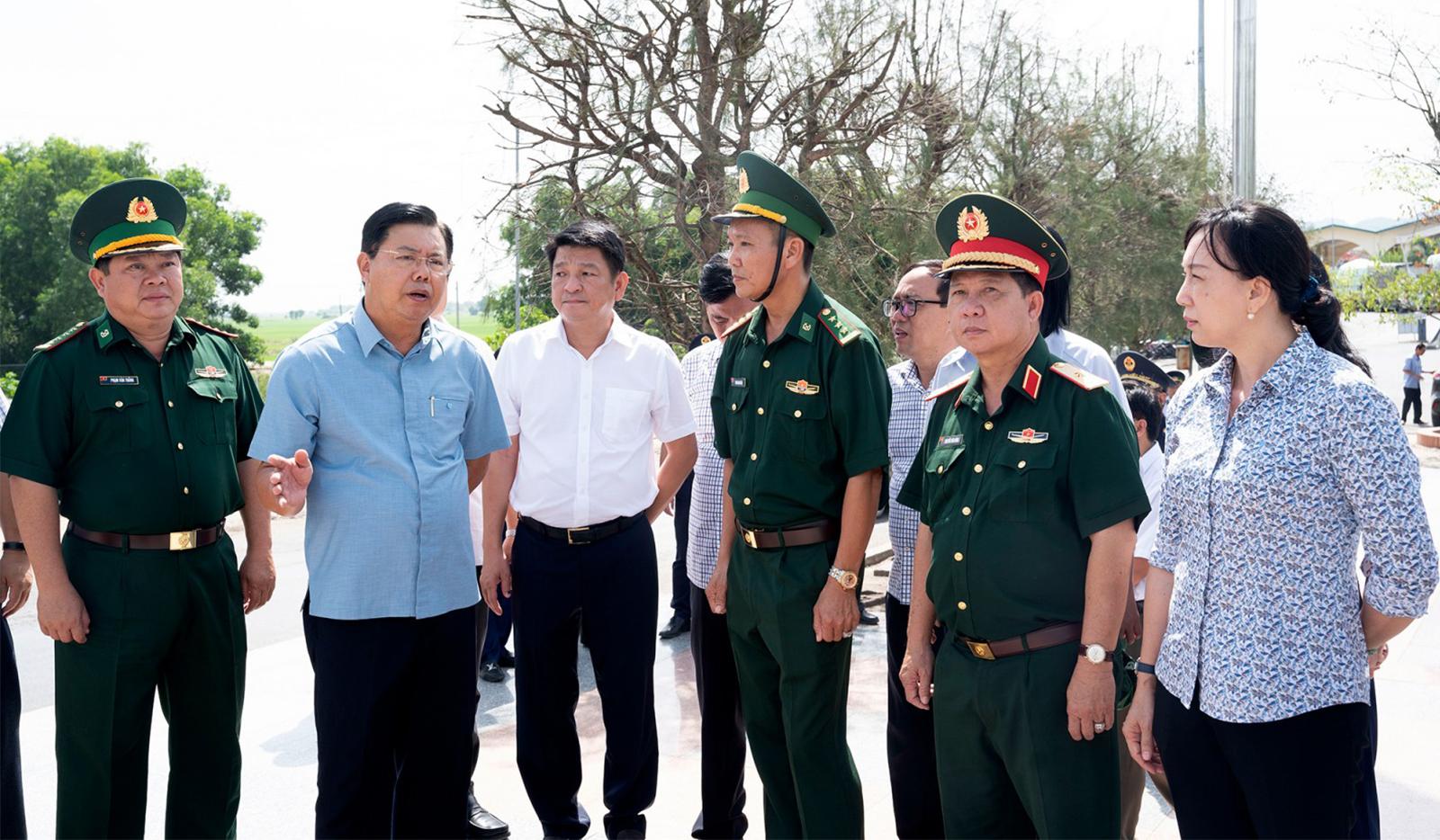 Bí thư Tỉnh ủy An Giang Nguyễn Tiến Hải khảo sát tuyến biên giới hai xã Vĩnh Gia, Ba Chúc và phường Tịnh Biên
