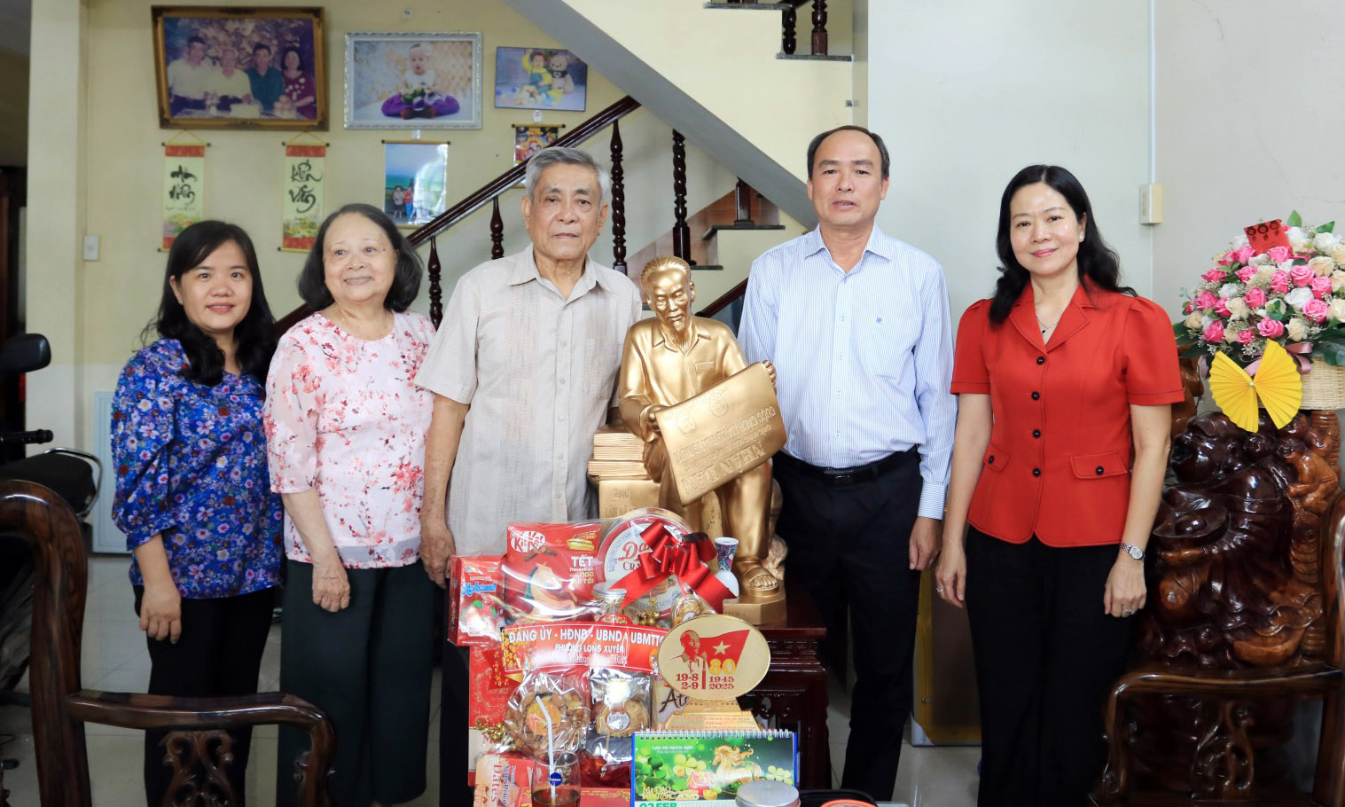 Thăm tặng quà đồng chí Võ Thanh Khiết, nguyên Bí thư Tỉnh ủy An Giang