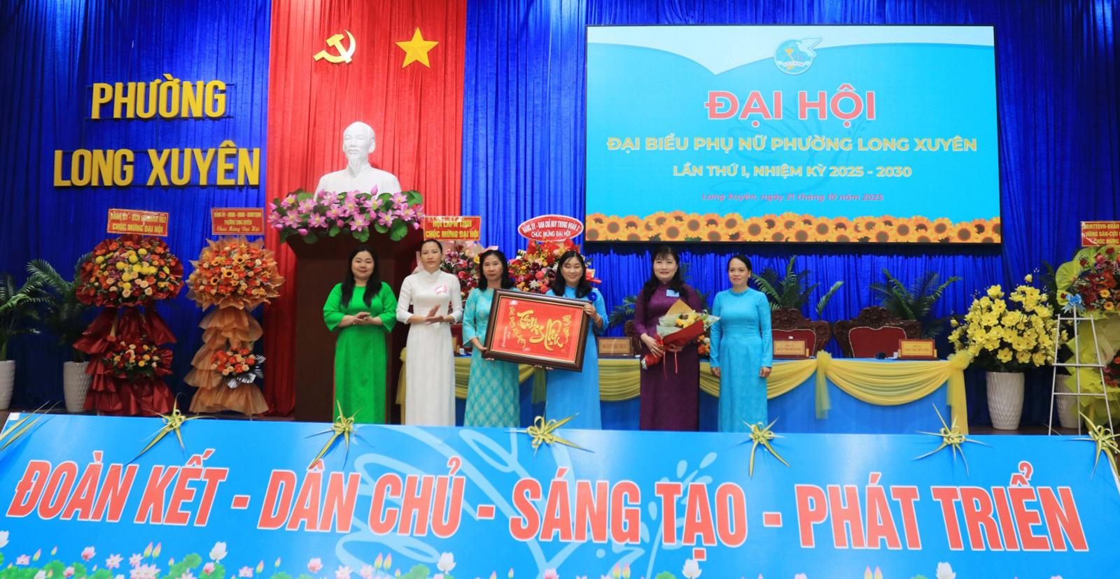 Đồng chí Thái Thị Duy Ngân, Phó Chủ tịch Hội liên hiệp Phụ nữ tỉnh An Giang tặng quà chúc mửng đại hội