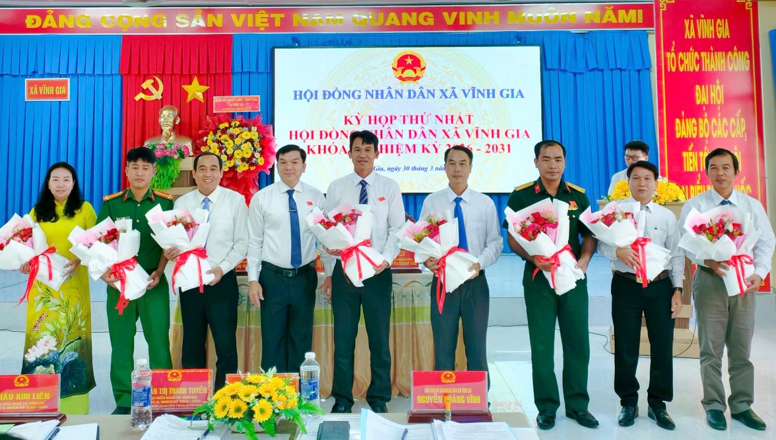 HĐND xã Vĩnh Gia kiện toàn bộ máy chính quyền địa phương