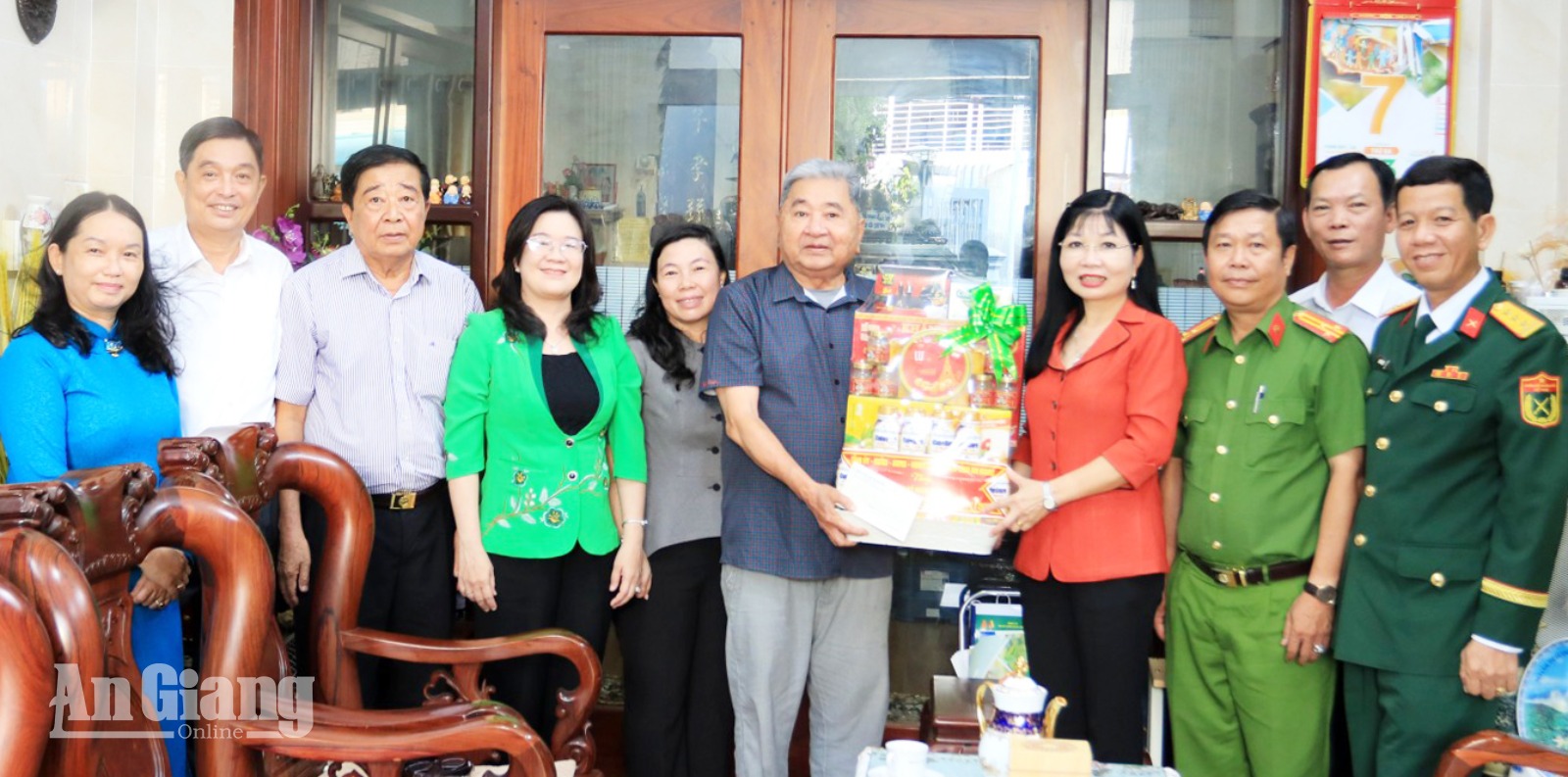 Đồng chí Trần Thị Thanh Hương thăm gia đình người có công tại phường Long Xuyên Phó Bí thư Tỉnh ủy, Chủ tịch Ủy ban MTTQ Việt Nam tỉnh An Giang Trần Thị Thanh Hương thăm, tặng quà ông Bùi Văn Lê (Bùi Văn Huấn)