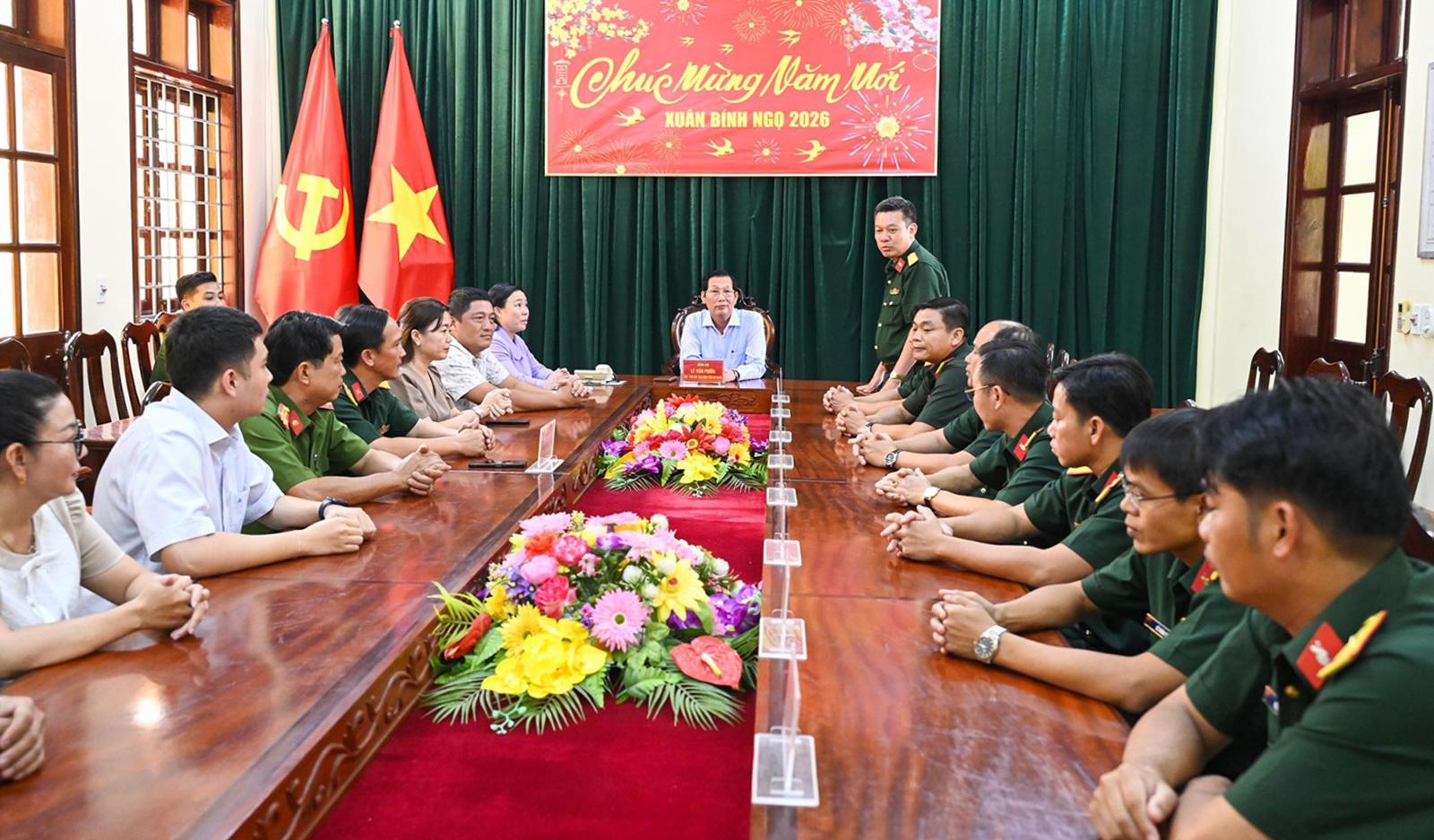 Phó Chủ tịch UBND tỉnh An Giang Lê Văn Phước chúc tết tại xã Tri Tôn, hai phường Chi Lăng và Tịnh Biên