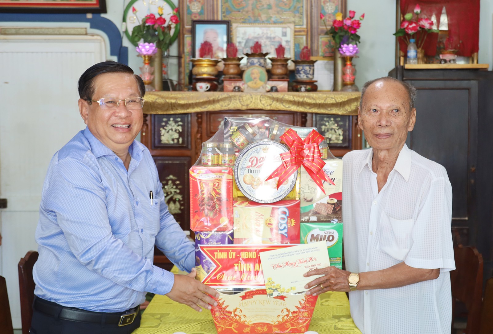 Bí thư Đảng ủy phường Rạch Giá Mai Hoàng Khởi chúc tết phường Vĩnh Thông, xã Tân Hội