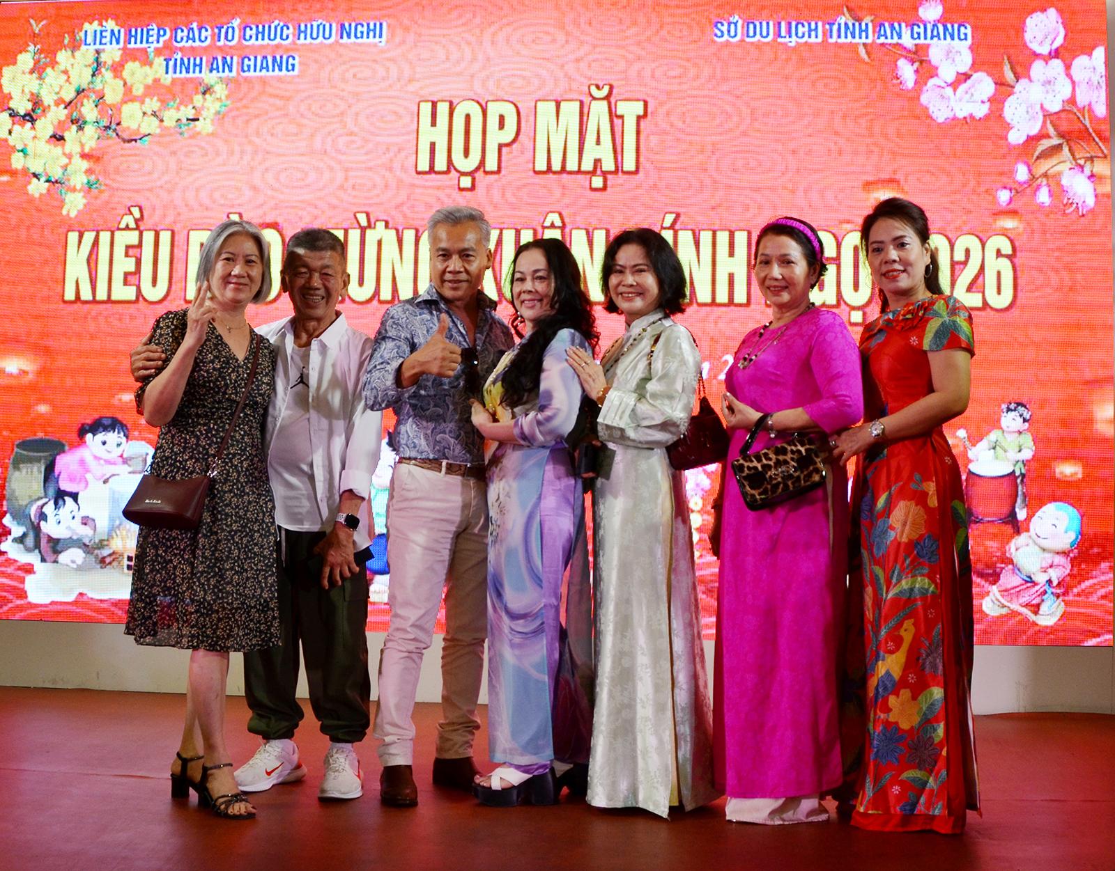 Kiều bào hướng về quê hương