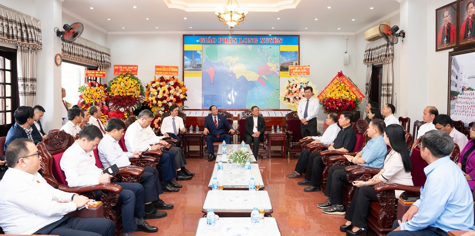 Phó Chủ tịch Quốc hội Trần Quang Phương chúc mừng Giáng sinh tại Tòa Giám mục Giáo phận Long Xuyên