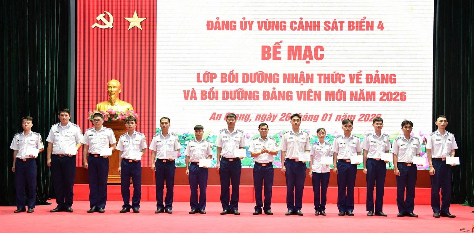 Đảng ủy Vùng Cảnh sát biển 4 bế mạc lớp bồi dưỡng kiến thức cho đối tượng Đảng, đảng viên mới
