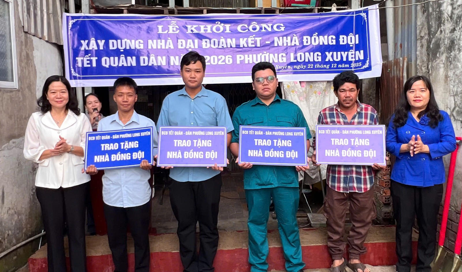 L&atilde;nh đạo phường Long Xuy&ecirc;n trao bảng tượng trưng hỗ trợ nh&agrave; Đại đo&agrave;n kết v&agrave; nh&agrave; đồng đội