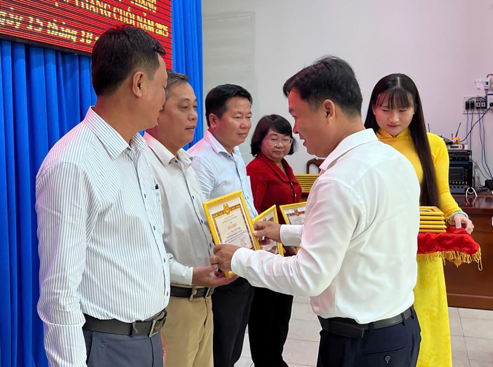 Khen thưởng các đảng viên