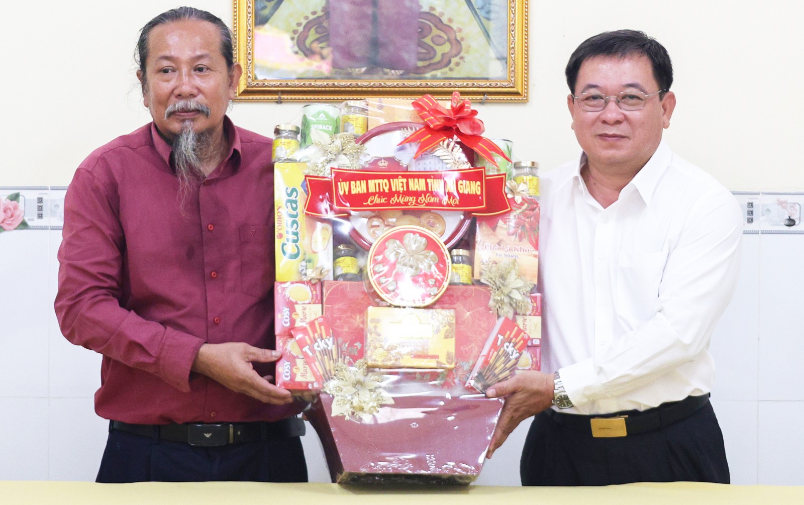 Phó Chủ tịch Thường trực Ủy ban MTTQ Việt Nam tỉnh An Giang Lê Thanh Việt chúc tết các tổ chức tôn giáo