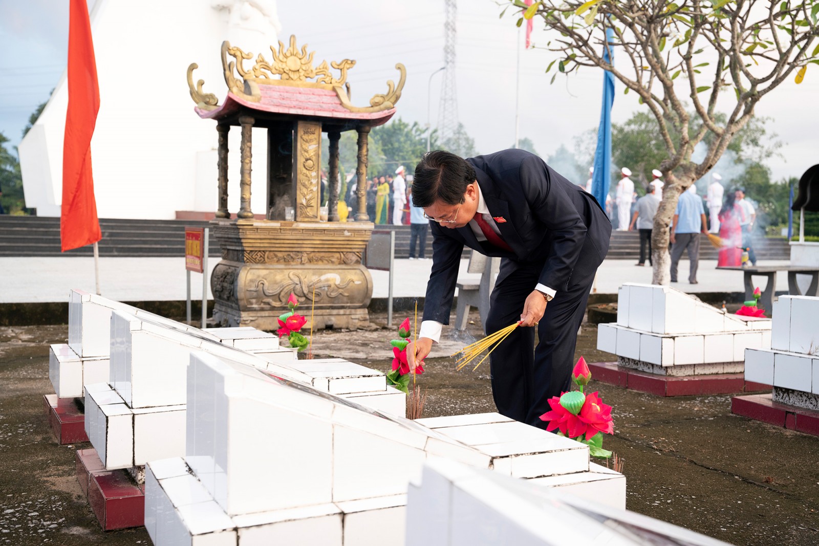 Đoàn đại biểu dự Đại hội Đảng bộ tỉnh An Giang lần thứ I, nhiệm kỳ 2025 - 2030 viếng Nghĩa trang liệt sĩ tỉnh