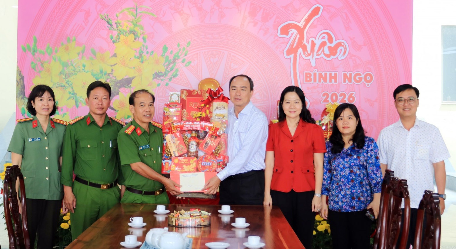 Thường trực Đảng ủy thăm tặng quà Công an phường 