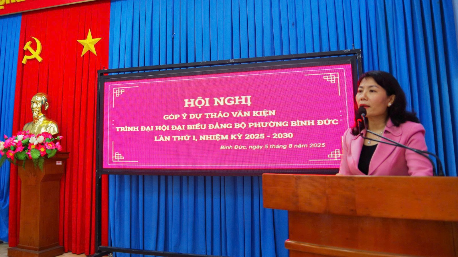 Hội nghị đóng góp dự thảo Báo cáo chính trị Đại hội Đảng bộ phường Bình Đức Đồng chí Trần Thị Ngọc Diễm, Tỉnh ủy viên, Bí thư Đảng ủy, Chủ tịch HĐND phường phát biểu tại hội nghị