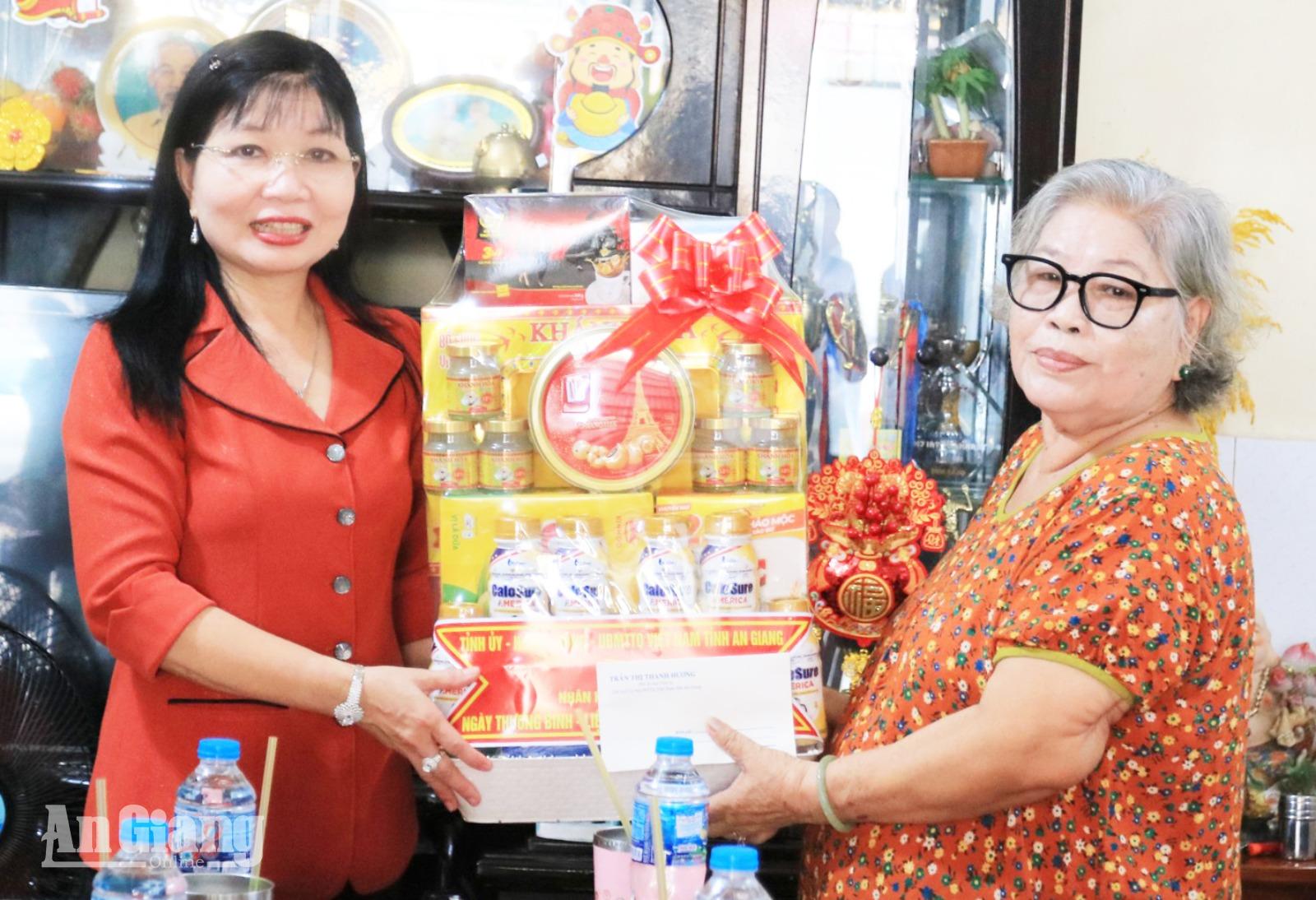 Đồng chí Trần Thị Thanh Hương thăm gia đình người có công tại phường Long Xuyên Phó Bí thư Tỉnh ủy, Chủ tịch Ủy ban MTTQ Việt Nam tỉnh An Giang Trần Thị Thanh Hương tặng quà bà Võ Thị Cẩm Hồng