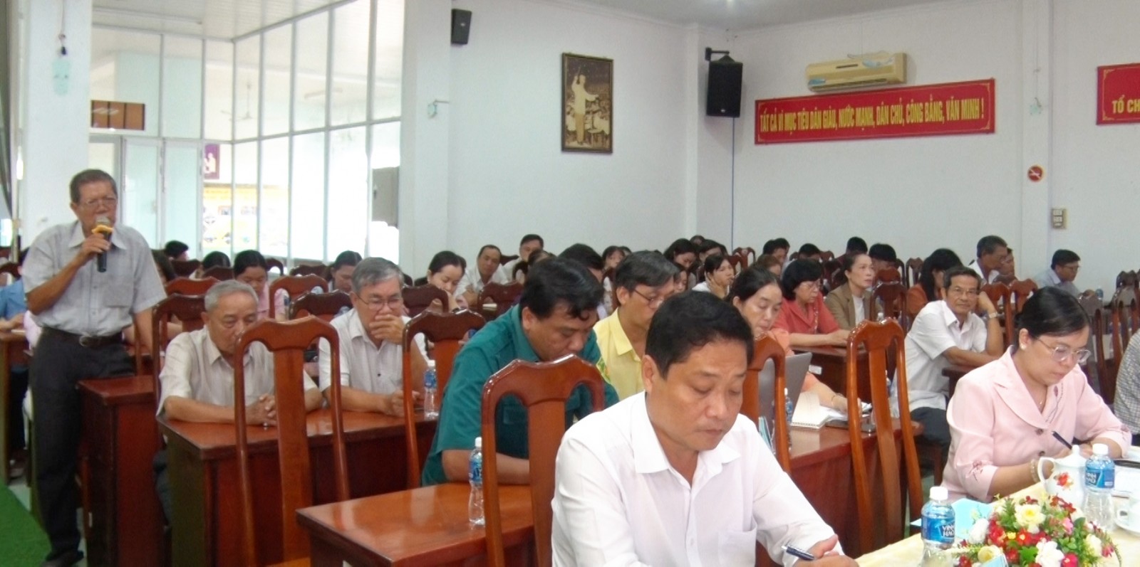 Cử tri đóng góp ý kiến