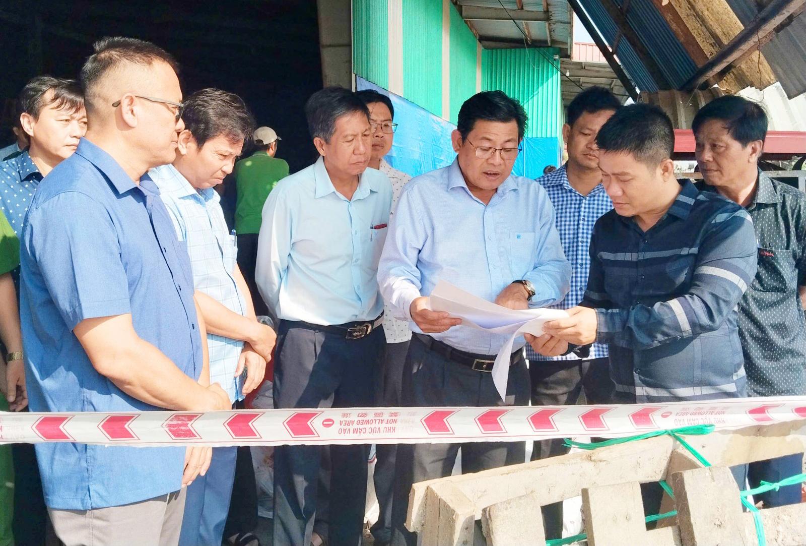 Phó Chủ tịch UBND tỉnh An Giang Ngô Công Thức kiểm tra tình hình sạt lở tại xã Vĩnh Thạnh Trung