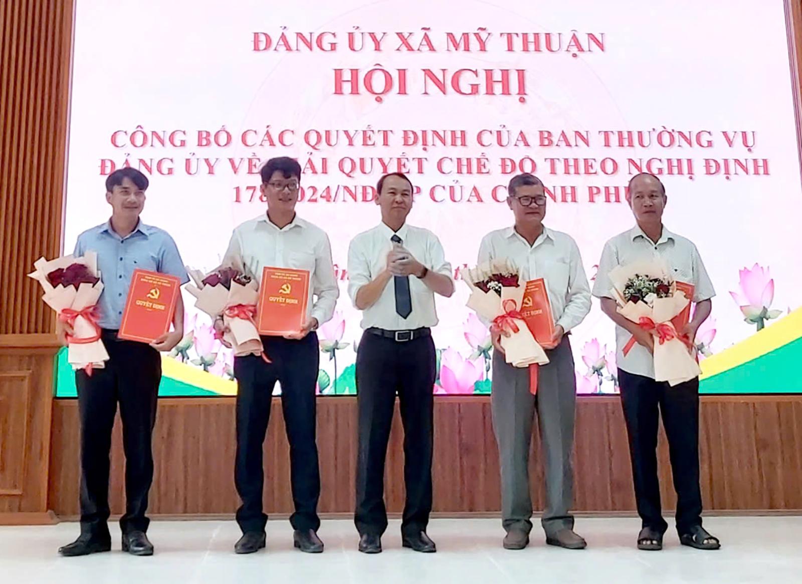 Xã Mỹ Thuận trao Huy hiệu Đảng