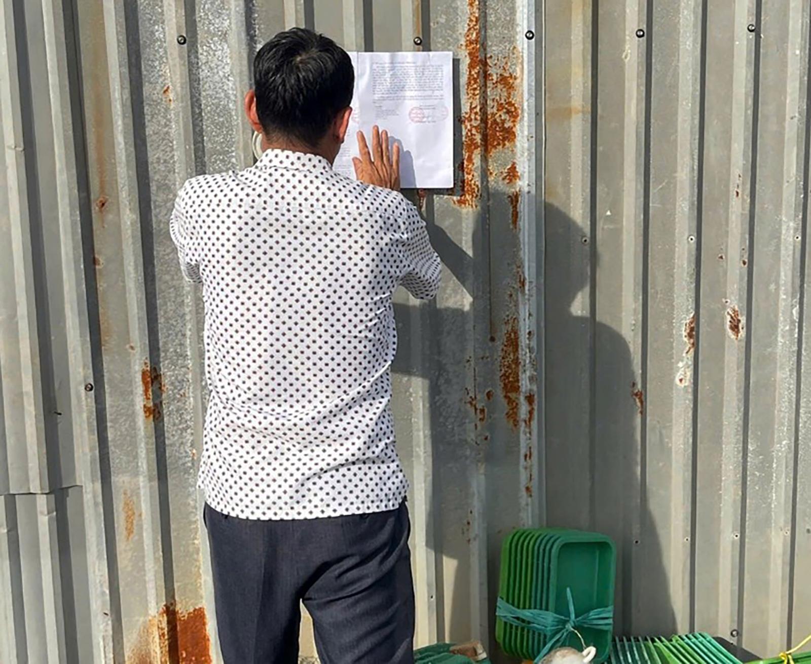 Trao thông báo cưỡng chế 3 hộ dân vi phạm lĩnh vực đất đai tại đầm Đông Hồ