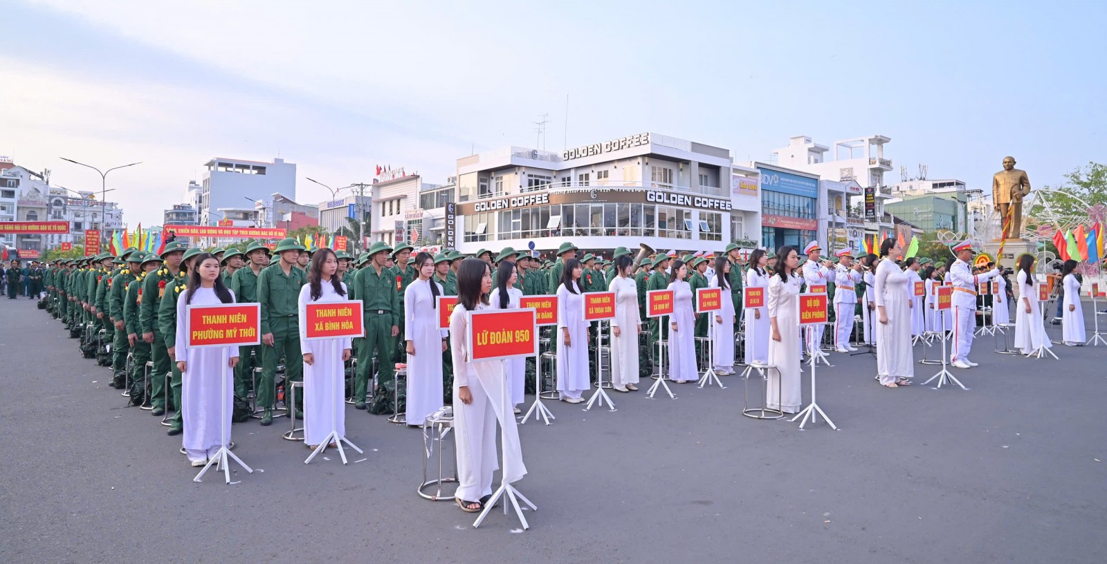 Các thanh niên tham dự lễ giao quân