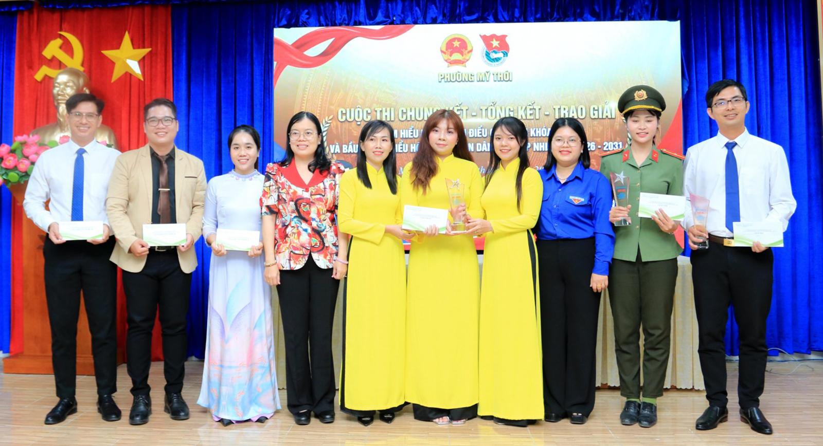 Phó Bí thư Đảng ủy, Chủ tịch UBND phường, Chủ tịch Ủy ban bầu cử phường Mỹ Thới Vương Mai Trinh trao giải Nhất cho thí sinh xuất sắc