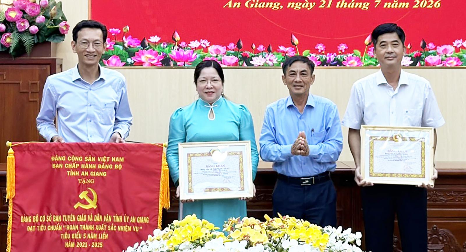 Đảng bộ Ban Tuyên giáo và Dân vận Tỉnh ủy An Giang nhận Cờ thi đua của Ban Thường vụ Tỉnh ủy