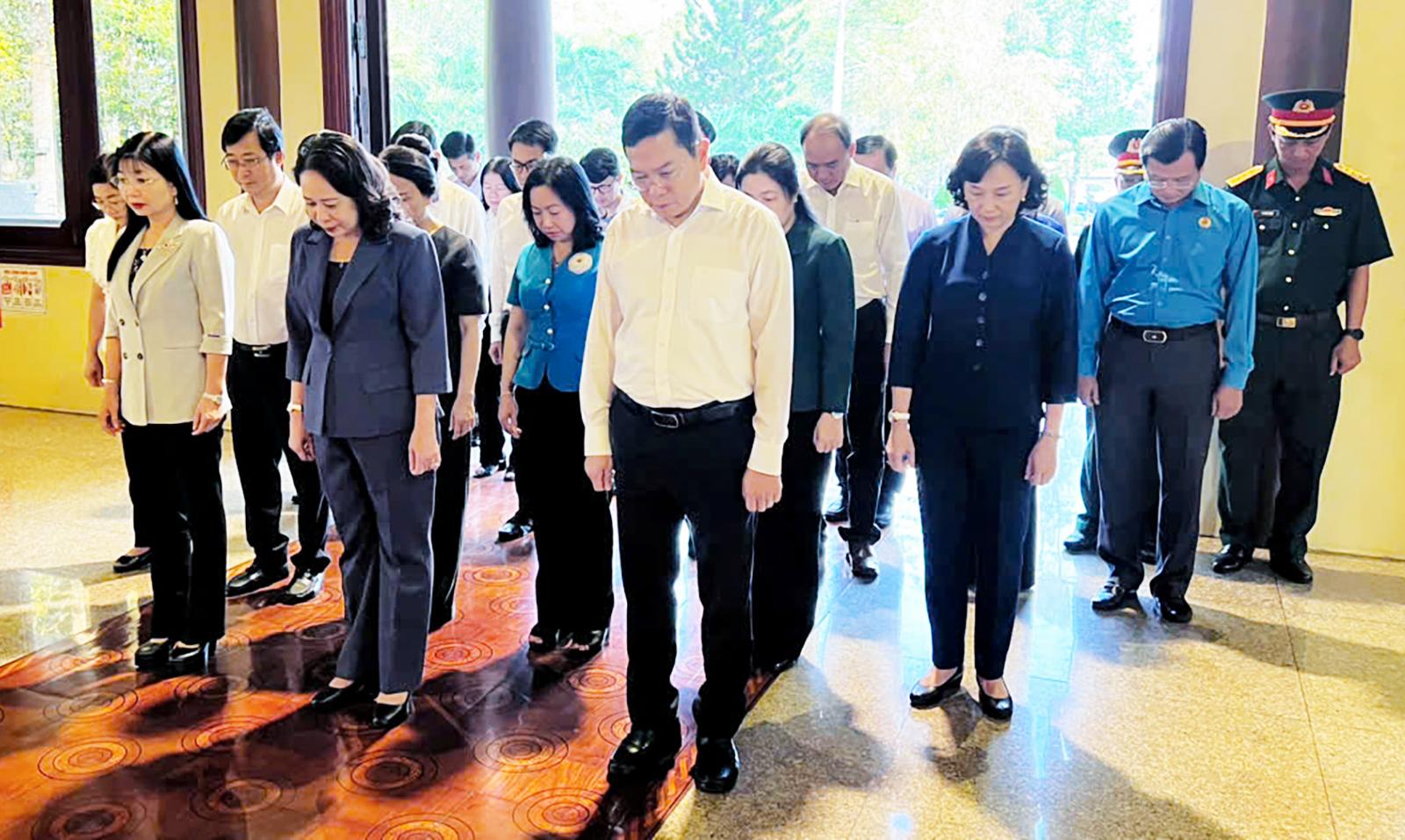 Phó Chủ tịch nước Võ Thị Ánh Xuân dâng hương Chủ tịch Tôn Đức Thắng Đoàn thực hiện nghi thức mặc niệm