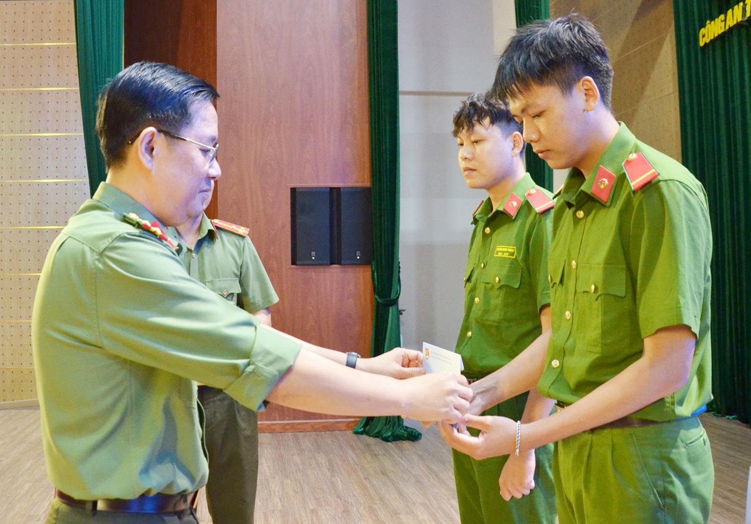 Hơn 300 hạ sĩ quan, chiến sĩ nghĩa vụ Công an nhân dân xuất ngũ năm 2026 được tư vấn, giới thiệu việc làm