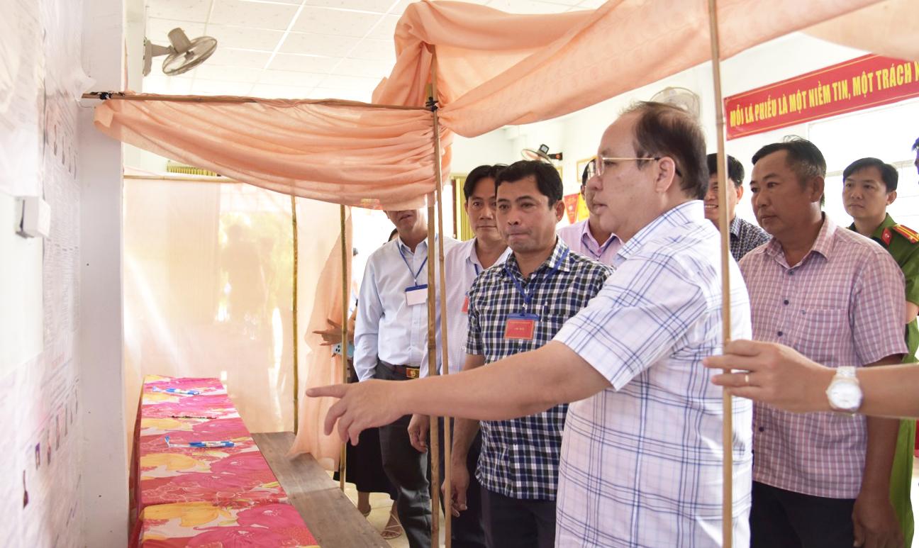 Phó Chủ tịch Thường trực UBND tỉnh An Giang Nguyễn Thanh Phong kiểm tra công tác chuẩn bị bầu cử tại 3 xã