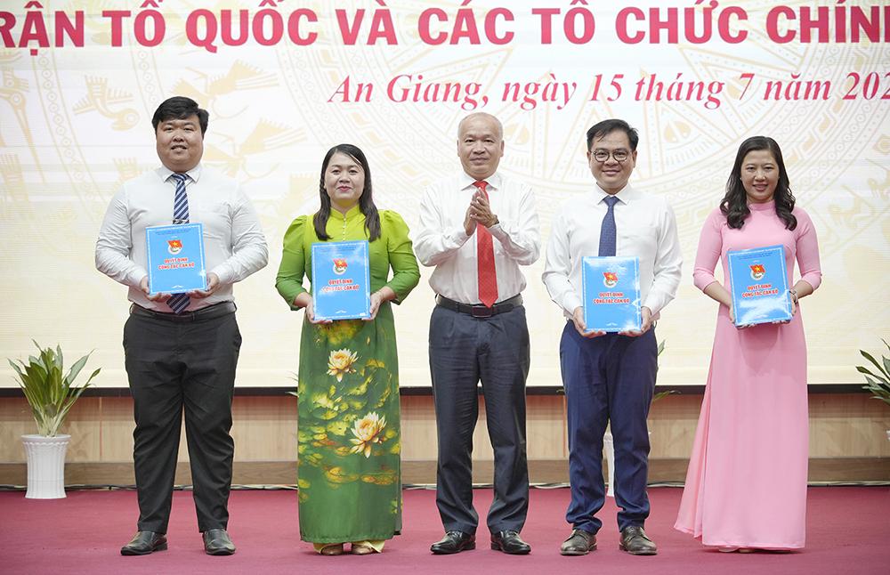 Công bố quyết định tổ chức, cán bộ Mặt trận Tổ quốc và các tổ chức chính trị - xã hội tỉnh An Giang