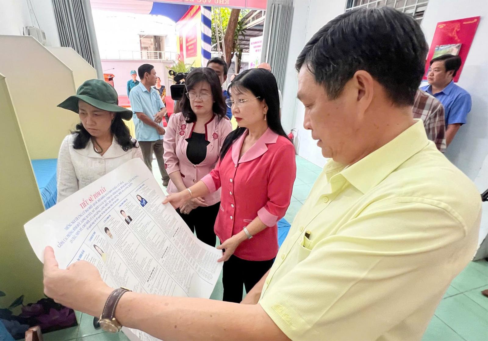 Phó Chủ tịch Ủy ban Bầu cử tỉnh An Giang Trần Thị Thanh Hương kiểm tra công tác chuẩn bị bầu cử Phó Bí thư Tỉnh ủy, Trưởng đoàn Đại biểu Quốc hội tỉnh, Chủ tịch Ủy ban MTTQ Việt Nam tỉnh, Phó Chủ tịch Ủy ban Bầu cử tỉnh An Giang Trần Thị Thanh Hương kiểm tra danh sách các ứng cử viên
